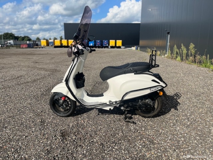 Vespa Sprint S wit